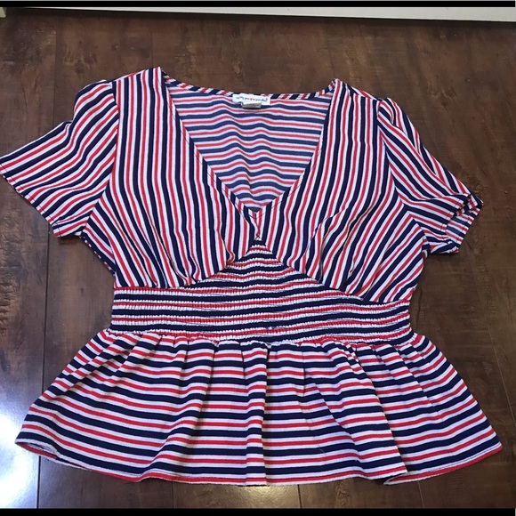 Wearing your heart on your sleeve Red/Blue/White Top size Medium EUC - Picture 5 of 10